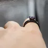 ファッションの婚約の結婚指輪セットインレイスクエア紫のシミュレートされたダイヤモンドczのリングの女の子がいっぱいの10ktの黒い金