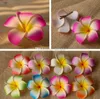 100pcs / lot de la playa de vacaciones en Hawai fiesta de la boda del Frangipani flores artificiales nupcial del pelo Clip de espuma del Plumeria de accesorios para el cabello TAMAÑO: 6 cm