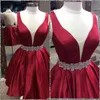 섹시한 깊은 V 넥 민소매 짧은 홈 커밍 드레스 절묘한 크리스탈 백리스 파티 가운 사용자 정의 어두운 빨간색으로 만들어진