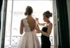 Billiga Hög Låg Bröllopsklänning Landstil Kort Bröllopsklänningar V Nacke Ärmlös Lace Appliques Ruched Bridal Gowns Custom Made