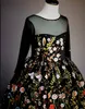 カラフルな刺繍の花の女の子のドレス長袖のボールガウンの花の女の子のドレスジュエルネックチュールきれいな女の子のページェントのドレス拝領のdres