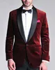 Smoking da sposo slim fit in velluto bordeaux 2020 Abiti da sposa Groomsmen su misura Abiti da ballo per uomo migliore Pantaloni neri (giacca + pantaloni + fiocco + fazzoletto)