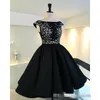 High Low Schwarz Ballkleider 2017 Applikation Blumenspitze Abschlusskleid Ballkleid Kurzes Partykleid Rundhalsausschnitt Satin Abendkleid nach Maß