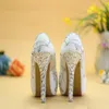 أحذية زفاف الكعب الكريستال وايت لؤلؤة مصنوعة يدويًا أحذية الزفاف اليدوية