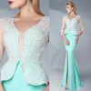Mint Green and White Mom Couture 2020 Платья выпускного вечера жемчуг с бисером V-образным вырезом бедра, высокие вечерние вечерние платья длиной пола русалка красное ковровое платье