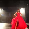 Yeni Moda Kırmızı Plus Boyut Gece Elbise 2019 Seksi Yüksek Bölünmüş Straplez Balo Balo Elbisesi Sırtsız Kat Uzunluğu Ünlü Page8645182