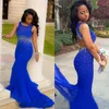 Sexig Elegant Backless Prom Klänningar Monterade Mermaid Royal Blue Formal Evening Party Kappor Sheer Jewel Neck Ärmlös Med Pärlor