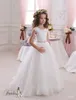 2016 Miniatur-Hochzeitskleider für Kinder mit Flügelärmeln und Perlenschärpe, Spitzenapplikationen, Tüll, wunderschöne Blumenmädchenkleider