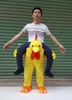 動物の面白いド​​レスハロウィーンの男が鶏に乗る大人の膨脹可能なチキンマスコットの衣装を作る