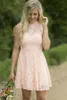 Land Brautjungfernkleider 2019 Erröten Rosa Kurzes Spitze Brautjungfernkleid Illusion Stehkragen Perlen Pailletten Kleid mit offenem Rücken für Hochzeiten