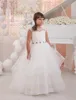 ホワイトクリスタルビーズの花の女の子のドレスの結婚式のクルーノースリーブチュール層を飾った子供たちのウエディングドレス小さな女の子の誕生日パーティーガウン