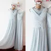 Klassieke goedkope lange bruidsmeisje jurk v-nek ruches chiffon baby blauwe mouwloze vloer lengte meid van eer jurken met sjerp op maat gemaakt