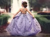 Bonitos vestidos de niña de flores de lavanda con cuello en V Apliques de encaje hasta el suelo Vestido de cumpleaños de niña esponjosa Preciosos vestidos de comunión sin espalda encantadores