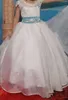 Weiße Blumenmädchenkleider für kleine Mädchen zur Hochzeit, Spitzenapplikation, Juwelen, kurze Ärmel, Festzugskleid, offener Rücken, maßgeschneidertes Partykleid