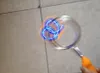 Magic vliegen rond de nachtmarkt kraam verkocht kinderspeelgoed gyro licht flash nieuwe yo magneet spinning top