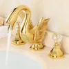 Nyligen gyllene badrum utbredd 8 tum däck monterad badrum bassängen handfat dual kristall handtag svan form