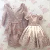 Pas cher dentelle mère et fille robes tenue de soirée col en V Peplum robes de bal avec manches longues gaine perles robe formelle