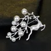 Pearl Rhinestone Christmas Reindeer Broscher Pins Silver Gold Corsages Scarf Clips Kvinnor Män Kristall Brosch Jullyckel