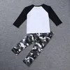 INS Meninos Roupas Casuais bebê carro dos desenhos animados Tops Letras T-shirt + Camuflagem Geométrica calças 2 pçs / set terno de algodão frete grátis C1434