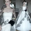 2016 Vente Chaude Robes De Mariée Gothiques avec Voile Gratuit Sexy Col En Coeur Noir Dentelle Applique Blanc Une Ligne Dos Nu Tulle Corset Robes De Mariée