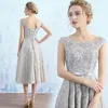 Fancy Light Grey Lace Lace Moder av bruden Klänningar Te Längd Scoop Lace-Up Back Floral Lace Med Beading Wedding Party Dresses Aftonklänningar