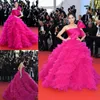 Fushia 볼 가운 연예인 가운 2018 섹시한 Strapless 프릴 Tulle 댄스 파티 드레스 계층 바닥 길이 저녁 Vestidos 미인 대회 드레스