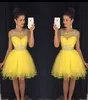 2016 Billiga Homecoming Dresses Jewel Neck Yellow Tulle Crystal Beaded En Line Short Party Prom Graduation Hollow Back Formal Cocktail Gowns