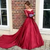 2017 Red Lace Sheer Off The Shoulder Långärmad Bröllopsklänningar Elegant Elastisk Silk Som Satin Arabiska Dubai Bridal Gowns EN8237