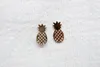 10Pair- S047 Cute Tiny Piña Pendientes Lovely Ananas Earrings Simple Funny Outline Fruit Stud Earrings para mujeres Minimalista