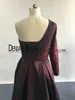 2017 Wine Red Split Hülle Abendkleider mit dem OneShoulder -Ausschnitt Langarmige Perlen -Applikationen Seite Überdrehung Party Prom Gown1068812