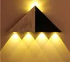 треугольный светодиодный настенный светильник
