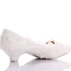 Ny stil Vit Lace Low Heel Wedding Bridal Pumps Kattunge Heel Bridesmaid Shoes Elegant Party Embellished Prom Skor Lady Dancing Shoes