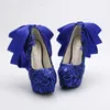 青い色のレースの結婚式の靴スパンコールのキラキラのナイトクラブポンプ美しいサテンの弓女性のプロムの靴パーティーブルードレスシューズ