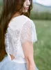 Splendido abito da sposa country colorato 2019 Abiti da sposa bianchi e blu pallido Collo gioiello trasparente Maniche corte In pizzo Le spose indossano il treno