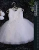 グリッツの赤ちゃんの女の子の服の結婚式のページェント白人初の聖なるレース刺繍花拝領のドレススパンコールの子供たちの花嫁介添人ガウン