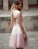 Korta Eleganta Homecoming Klänningar Med Vit Lace Applique Light Pink Jewel Kort Capped Afton Klänningar Öppna Back Lace-Up Custom Prom Dress