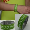 NY! Läderbaseball eller softballarmband med röd sömnad och snäpplåssport