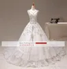 Abito da sposa di cristallo di lusso 2023 Tulle con perline di pizzo A-line Foto reale Ruffle Lungo treno da cattedrale Abiti da sposa sexy senza schienale Bling