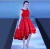 Röd Elegant Homecoming Dresses Jewel With Lace Applique Hi-Lo Prom Kappor Back Lace-Up Tiered Ruffles Sash Red Carpet Dress Party Dresses