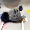2017 New Cute Kids Faux Fur Pom Pom Cat Face Beanie lavorato a maglia Cappello Orecchie Protezione Skullies Cappelli Bonnet Caps Per ragazzi e ragazze