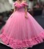 Elegancka różowa różowa piłka quinceanera sukienki z ramion ręka Made Flowers Długie słodkie szesnastu imprezy Formalne suknie dla juniorów Prom 329 329