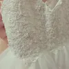 Abiti da ragazza di fiore adorabili con scollo a V economici per matrimoni Abiti da damigella d'onore junior con lunghezza del pavimento in tulle bianco senza schienale