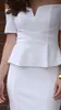 Elegante 2016 weiße Satin schulterfreie kurze Etui-Cocktailkleider Günstige kurze Ärmel Schößchen knielange Partykleider nach Maß EN101910