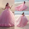 2020 새로운 핑크 Quinceanera 공 가운 드레스 어깨 뚜껑 슬리브 얇은 꽃과 꽃 긴 달콤한 16 개의 푹신한 대성당 기차 파티 댄스 파티 가운