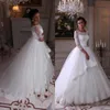 Prinzessin bescheidenes Brautkleid mit Ärmeln Illusion Bateau-Ausschnitt Romantischer SpitzeAppliques weichen Tulle Puffy Brautkleider wulstiger Schärpe