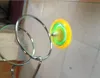 Magic vliegen rond de nachtmarkt kraam verkocht kinderspeelgoed gyro licht flash nieuwe yo magneet spinning top