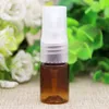 100 stks 5 ml Clear Brown Pink Blue Green Round Shoulder Herbruikbare Essence Spray Container of Parfum Huidverzorging Lege Plastic Flessen