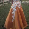 2016 Två stycken Satin Prom Dresses Elegant White Off Shoulder Short Tops White Applique kjolar golvlängd blixtlås i midjan kväll D1052577