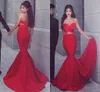 Goedkope 2016 Bescheiden Afrikaanse Prom Dresses Sexy Sweetheart Hals Elegant Rood Een Lijn Backless Satin Avond Party Jurken Court Trein Snelle verzending