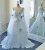 Abiti da sposa celtici vintage Abiti da sposa medievali colorati bianchi e blu pallido Scollo rotondo Corsetto maniche lunghe a campana Fiori applicati